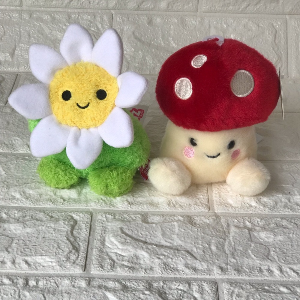 Plush Daisy and Mushroom Toy Set
